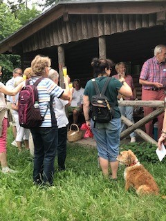 um mit uns auf Ilses Geburtstag anzustoßen. um mit uns auf Ilses Geburtstag anzustoßen.